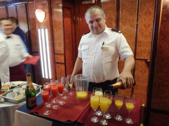 Servindo um coquetel no Sea Spirit, a caminho da Antártida